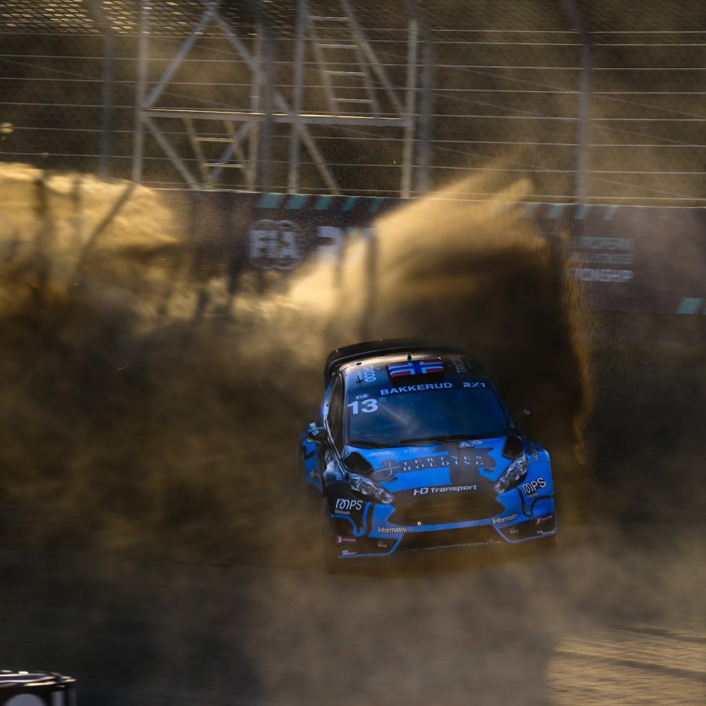 Rallycrossbil i støv og grus under Euro RX-finalen i Lousada, Portugal
